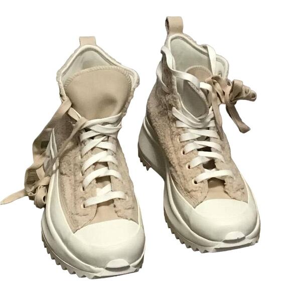 NWOT Sherpa Converse Sneakers - Size 8.5 - Picture 1 of 3